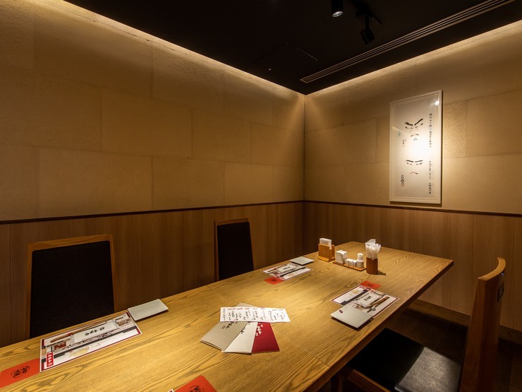 和モダンな雰囲気の広々とした個室