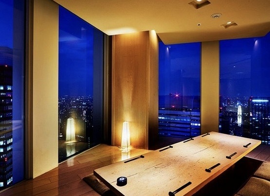 新宿の摩天楼を望む店内