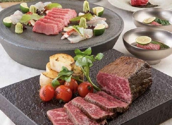 アラカルトのほかコースも提供