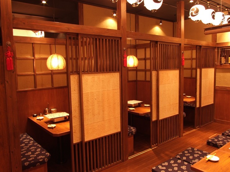 カジュアルながら落ち着いた店内