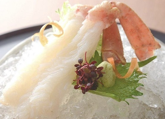 店内の生け簀のズワイ蟹をそのまま捌く『蟹刺し』