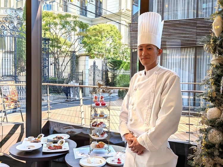 スイーツの制作を手掛けられた式場のシェフパティシエ石黒慎之介さん。もとより人気のある作品の世界観をこわさないよう、また全体の色味や味わい・食感の変化も楽しんでいただけるようにと工夫されたそうです