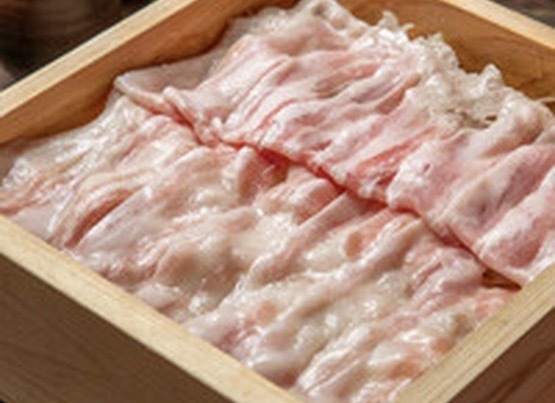 豚本来の旨みを味わえる『清郎名物　国産豚のせいろ蒸し』