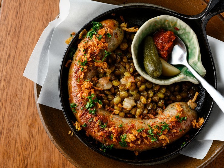 クラフトビールやワインとともに『鉄板焼・30cmソーセージ』