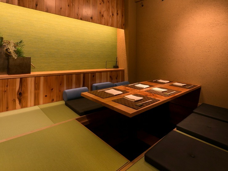 足元を気にせずに寛げる雅な個室