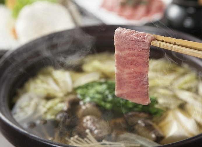 とろとろの牛の角煮とともに『黒毛和牛の牛炊きしゃぶ鍋』