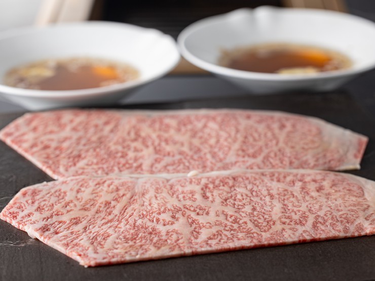 極上肉をサッと炙っていただく『黒毛和牛　焼きしゃぶ　出汁酢』