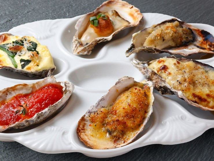 さまざまな味が楽しめる『焼き牡蠣全種盛り合わせ』