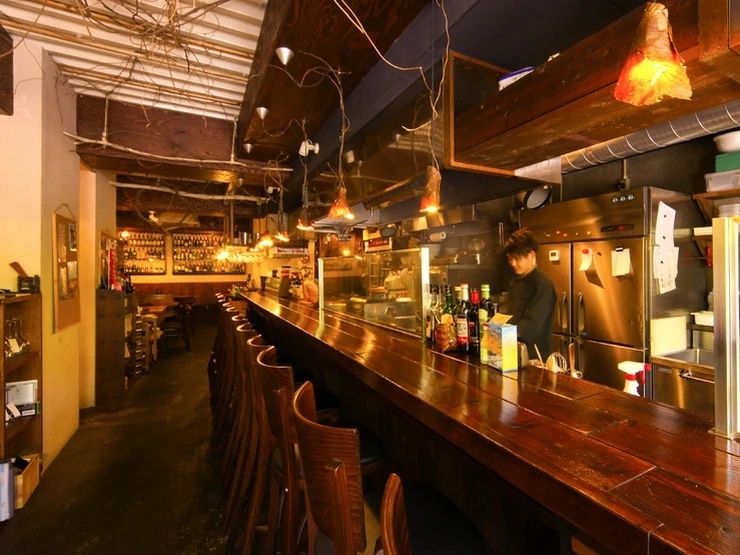 炭火やき＆ワインIZAKAYA　シャルボンの内観