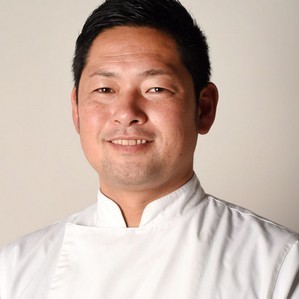 圧倒的なコストパフォーマンスだと思います。中でも好きなのは、仔羊の串焼き『アロスティチーニ』。日本人にはまだ馴染みの少ない仔羊を、ぶれることなく提供し続ける姿勢に心意気を感じます。添えられたスパイスも秀逸で、赤ワイン片手に、財布を気にせず楽しめるのが魅力です。