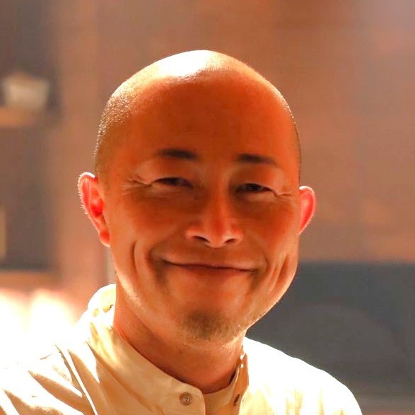 『若鶏のディアボラ風』は皮がパリパリで、肉はジューシー。付け合わせの野菜はさっぱりしていて食べ飽きません。また、あの値段であのクオリティの『イカの墨入りセピアソース』を出せるのも信じられないです。