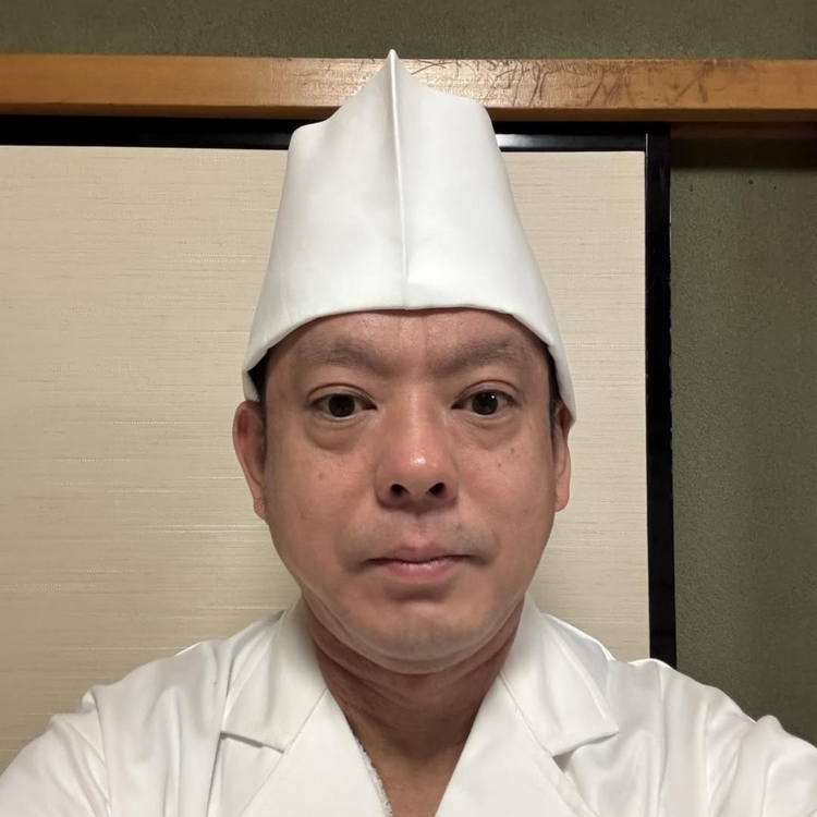 御息女が父に似た背中をお客様に見せる姿と、父がつくり上げたお店への思い入れが素晴らしい。中でも、見事なバランスでつくられた『ハムサラダ』が好きで、どんなに忙しくても一人前ずつつくる姿勢は、同じ料理人として“自分もそうなりたい”と感服してしまうーー、味だけでなく心を打つ料理です。