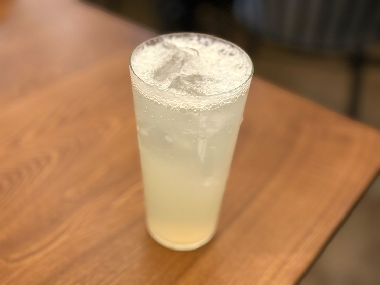 最初の一杯に選んだのは『一葉オリジナルレモンサワー』。生レモンの果汁に良質なハチミツを合わせた、ほんのりとした甘みが心地よく、食事のスタートにちょうどいい一杯
