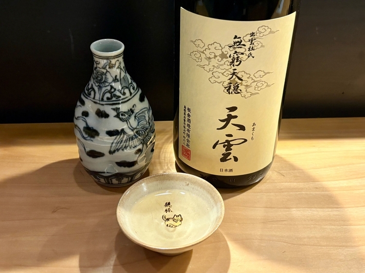 2杯目は日本酒を。島根県・板倉酒造の『無窮天穏（むきゅうてんおん）天雲』1,300円をお店オススメのぬる燗でいただきます