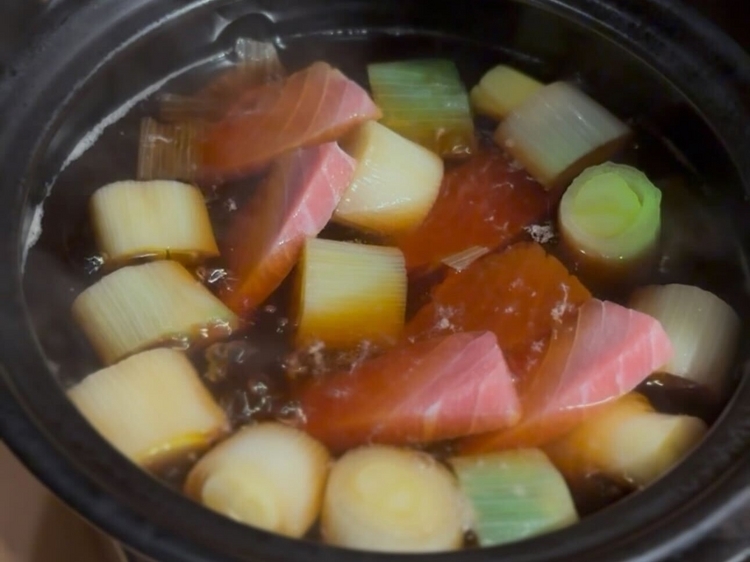 ネギに味がしみ込み始めたら鮪を加えていきます