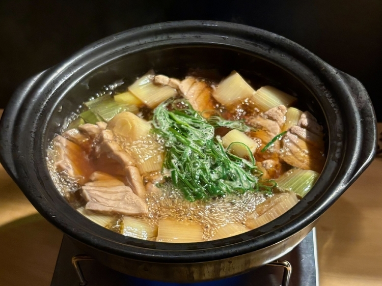 味が染みたら、下仁田ネギの青い部分を加えて完成。