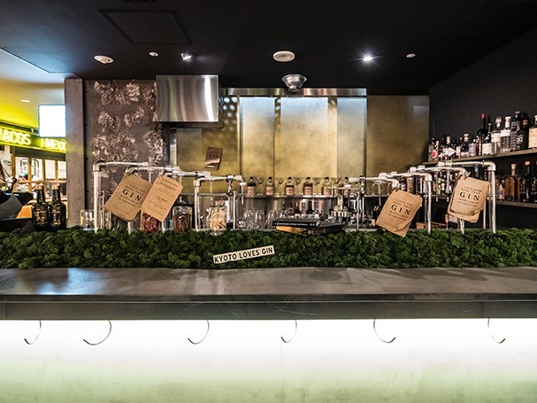 The Roots of all evil.の店内