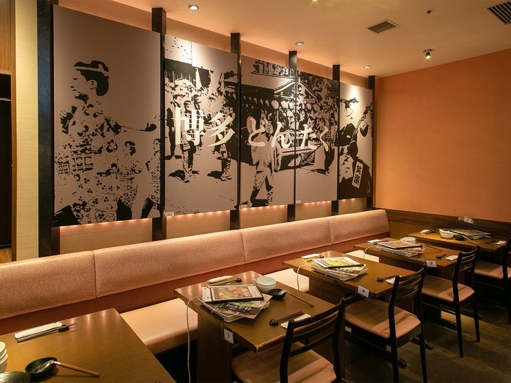 博多気分に浸れる店内