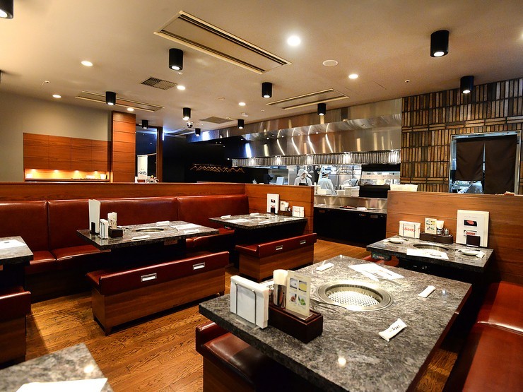 シックな色合いの落ち着いた店内