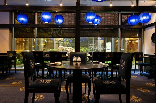 青を基調としたシックで高級感のある空間