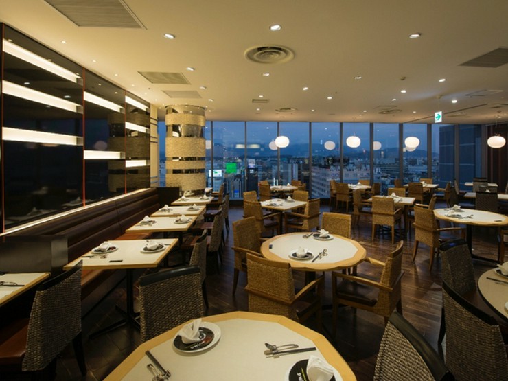 筑紫口側の夜景を望む開放的な店内