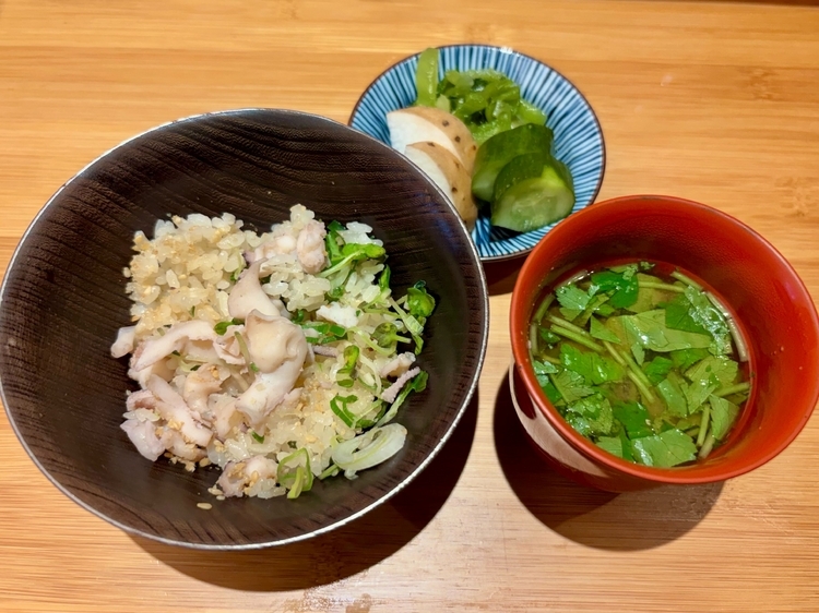 お味噌汁と漬物とともに