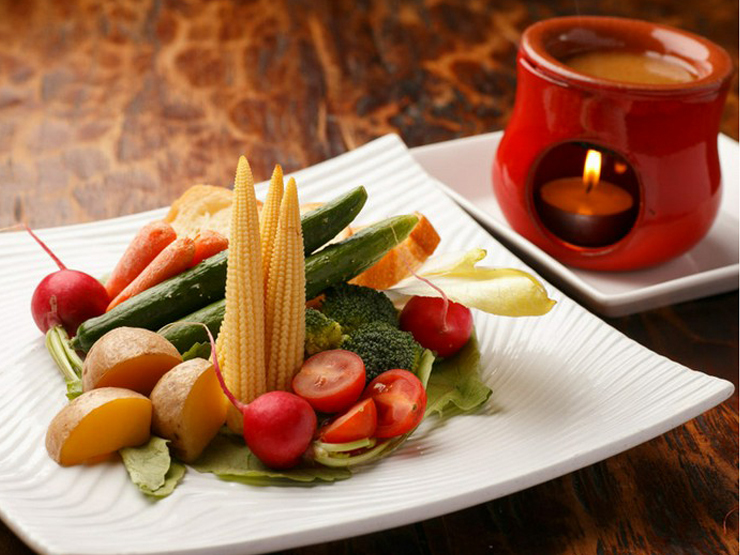 国分町の隠れ家ダイニング’oa’oa ～オアオア～の彩り野菜のバーニャカウダ