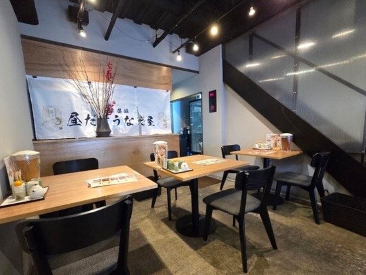 昼だけうなぎ屋　今池駅前店の店内