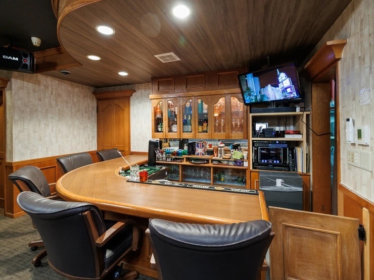 バーラウンジワンフォア縁縁の内観