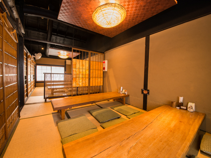 七谷地鶏料理　竹とりの店内