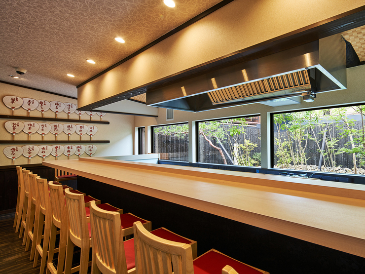 カウンター席では、店自慢の美しい庭を眺めながら食事を楽しめる