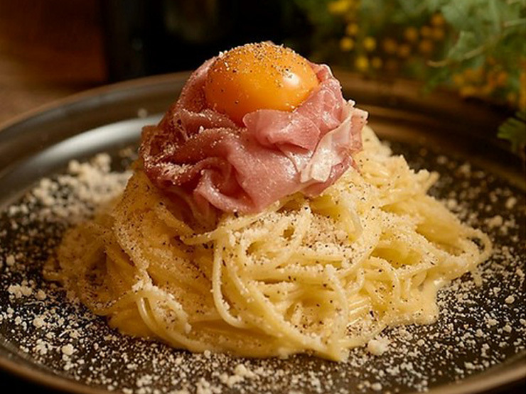 神戸イタリアン＆ワインクレイドの生ハムとオクノ玉子のカルボナーラクラシコ