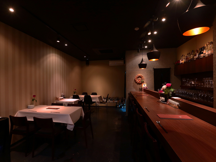 ワインと天ぷら　MAEYASHIKIの店内