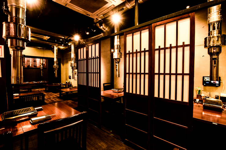 焼肉もとやま　本店　の店内、テーブル席