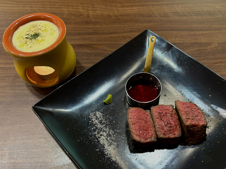 『黒毛和牛赤身ステーキ』