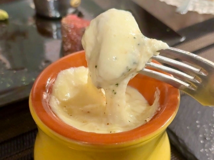九州産和牛の深い旨みを堪能。軽やかなチーズソースを添えて、さらに至福の味わいへ