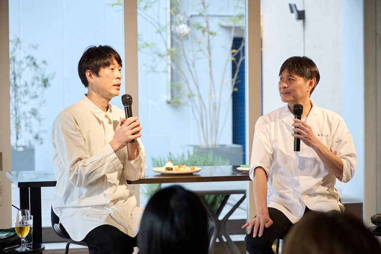 笠原将弘さん（右）とコウケンテツさん（左）。「仕事での出合いから15年以上のお付き合い」というコウケンテツさんと