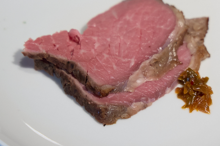 書籍内で紹介される「野遊び」のメニューをイメージして、会場となった廣瀬輿兵衛商店特製のローストビーフもふるまわれた