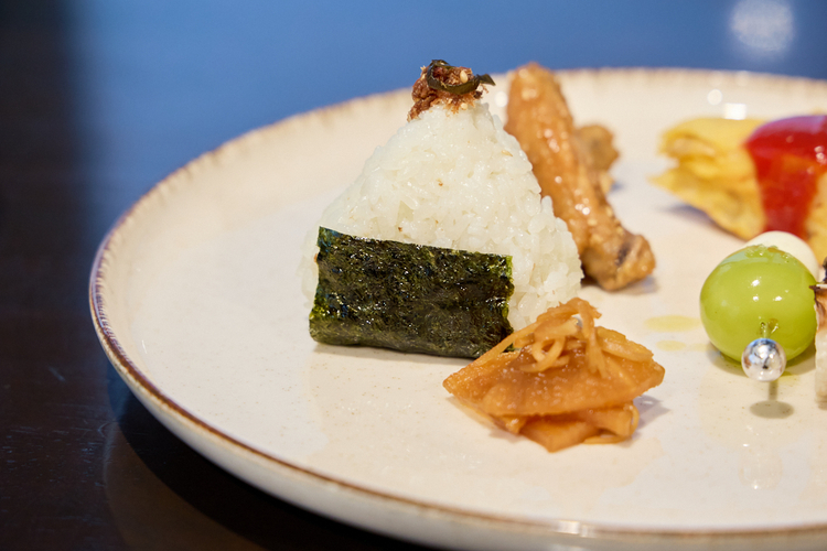 「第二の故郷とまでは言わないが…」と笠原さんも馴染み深い“博多”では、ある店の「おむすび」を紹介