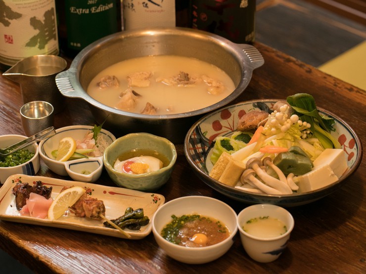 白濁したこだわりの鶏スープでいただく『水だきコース』