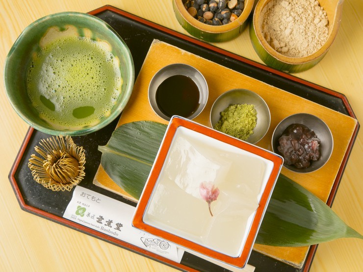 自分で挽いた丹波黒豆きな粉で食べる『本造り笑来美餅（わらびもち）』