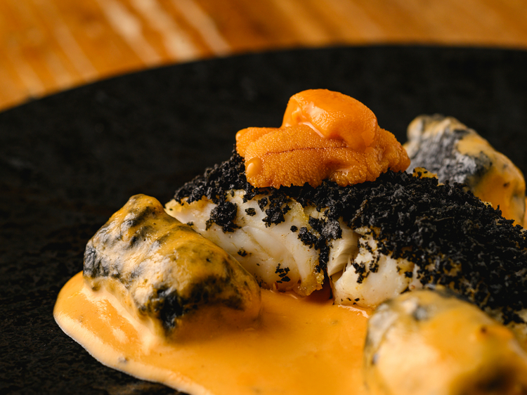 竹炭ニョッキと鮮魚のグリル ウニソース添え