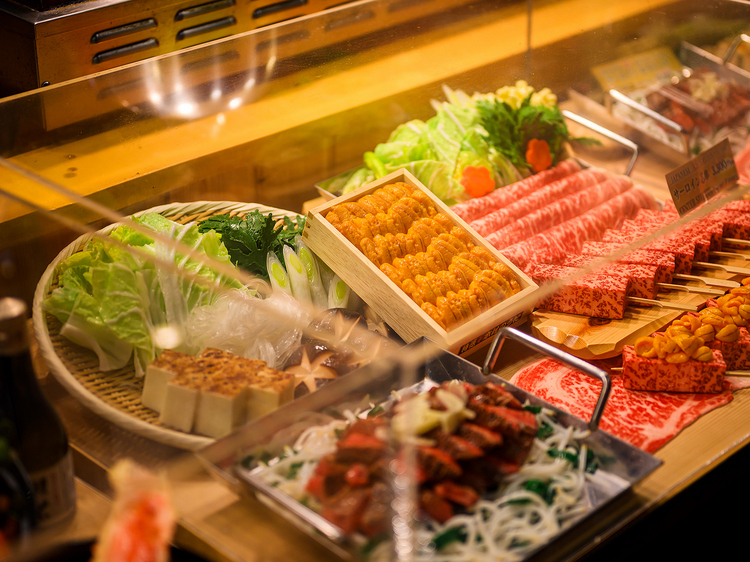 一級品のA5ランク和牛と築地直送の鮮魚。素材の力を信じ、冷凍は一切行わないのが伊八の流儀