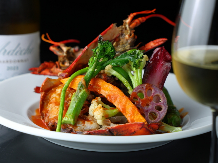 LUXISのオマール海老のポワレ　彩り野菜の炭火焼き添え　コニャック風味のアメリケーヌソース