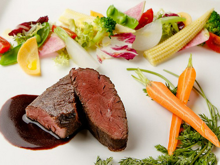 TRATTORIA ROSSOの牛ハラミ肉のステーキ　赤ワインソース