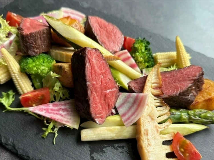 4名から利用できるパーティープランは大皿で提供されるスタイル