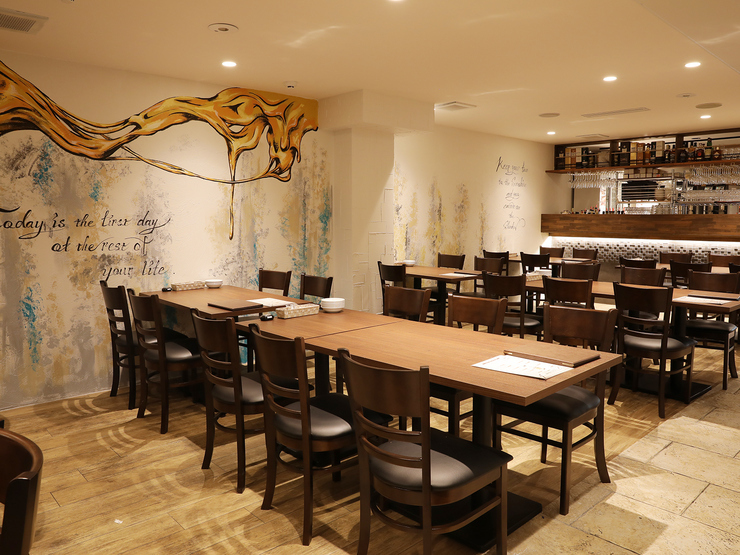 原価ビストロチーズプラス四条烏丸の店内