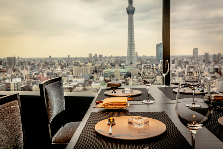東京スカイツリーを足元から眺めることができる最高のロケーション。江戸切子のクリスタルなど墨田区の伝統工芸品を使ったテーブルセッティングもここならでは