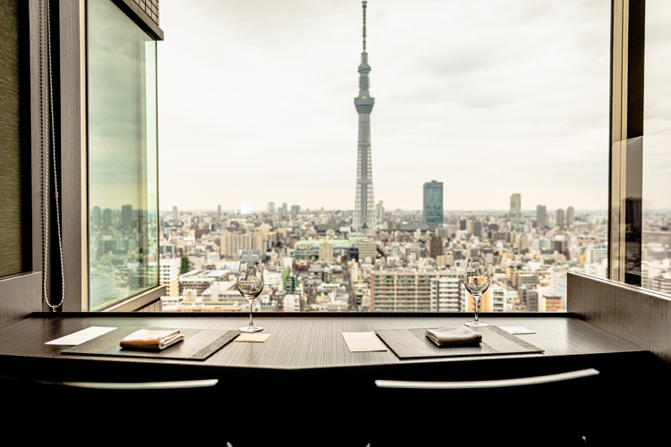 東京スカイツリーを目の前に食事が楽しめる、2名用のカップルシートも人気です