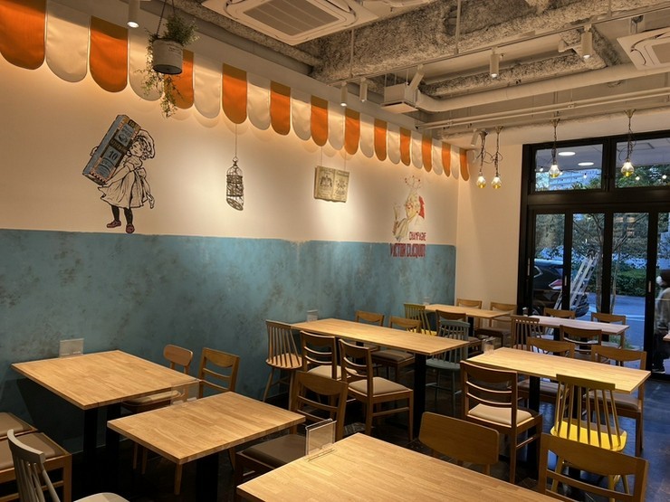 原価ビストロチーズプラス　京橋の店内